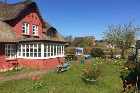 Hüs Sanskiin mit Reetdach in Süddorf auf Amrum Hüs Sanskiin Ferienwohnung *Brombelbei*