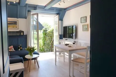 Wohnzimmer mit Gartenzugang in der Ferienwohnung Reetblick in Norddorf auf Amrum Haus Pesel Ferienwohnung *Reetblick*