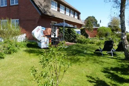 Garten der Ferienwohnung Reethuk in Norddorf auf Amrum Haus Pesel Ferienwohnung *Reethuk*