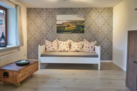 Wohnzimmer Ferienwohnung „Waterkant“ am Wittensee – viel Platz, Garten und Spielscheune
