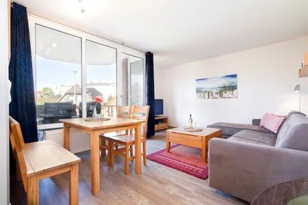 Wohnzimmer mit Couch, Fernseher und Sitzecke Ferienwohnung "Mühlenteich App. 14"