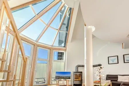 Wohnbereich mit Heller Fensterfront Ferienwohung Kira