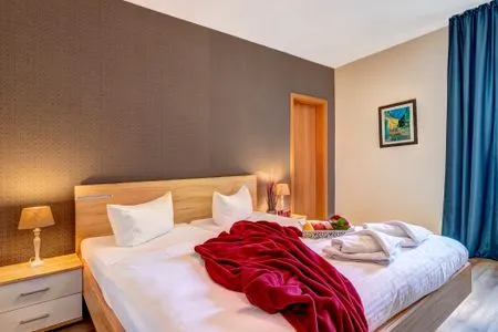 Schlafzimmer mit großen Doppelbett Ferienhaus Gartenoase