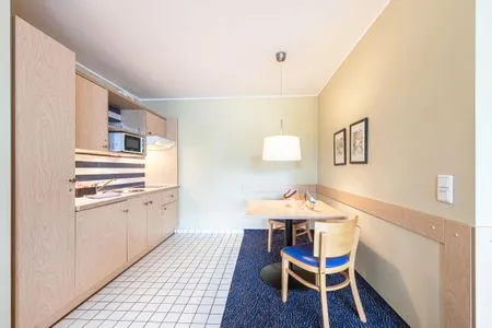 4 Ferienwohnung Ankerplatz Aparthotel Zingst - Küchenzeile mit Sitzecke  Ankerplatz