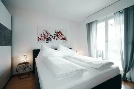 Schlafzimmer mit gemütlichem Doppelbett Apartment Panoramablick