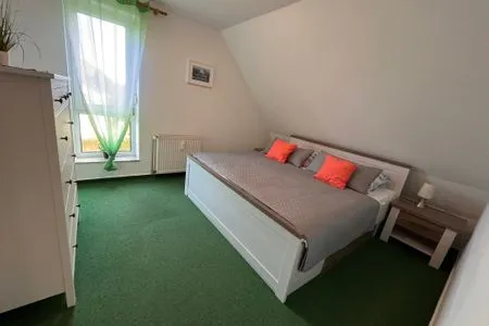 Schlafzimmer mit Doppelbett  Ferienwohnung Jonathan