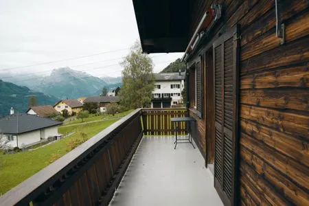 Vom Balkon aus hat man eine schöne Aussicht auf die Berge Chalet Biodola
