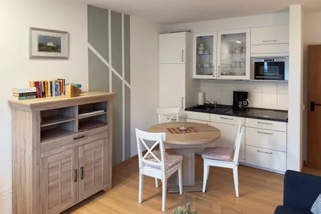 Offene Küche der Ferienwohnung Südspitze 18/3 in Wittdün auf Amrum Haus *Südspitze 18* Ferienwohnung "Südspitze 18/3"