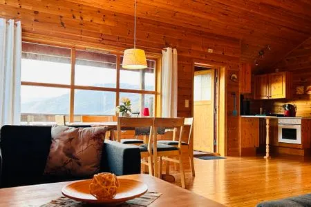 Panoramaaussicht vom Ferienhaus auf den Hardangerfjord und die Bergkulisse Fjordhytte-1