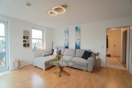 Wohnzimmer Helle und moderne Ferienwohnung 'Südstrand Apartment' mit Balkon, direkt an der Ostsee