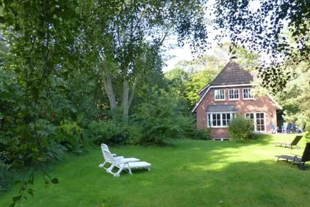 Garten zu der Ferienwohnung Anne in Nebel auf Amrum Haus Troeltsch Ferienwohnung *Anne*