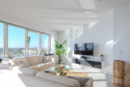 Wohnzimmer Ferienwohnung Viking View in Schleswigs Wikingerturm mit Blick auf die Schlei