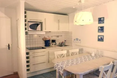 Küche in der Ferienwohnung Fiiwfut in Süddorf auf Amrum Hüs Sanskiin Ferienwohnung *Fiiwfut*
