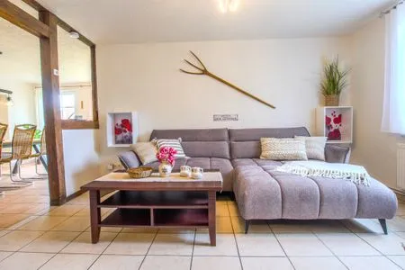 Wohnzimmer mit Blick zum Esszimmer  Ferienwohnung im Landmannsheim