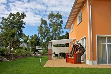 Hauptansicht Ferienhaus Meinholdstraße mit eigener Sauna, Kamin, 4 Schlafzimmern ca. 500m vom Ostseestrand