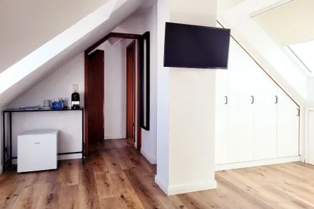 Mini-Küchenzeile und TV Dachgeschoss Ferienunterkunft ohne Küche in Strandnähe - Ideal für Kurztrips