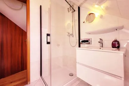 Kleines Badezimmer mit Dusche und WC Kostengünstige & charmante Ferienunterkunft ohne Küche und in Strandnähe - inkl. Fahrradunterstellplatz