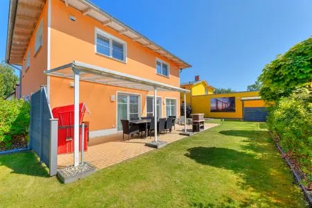 Hauptansicht Ferienhaus Meinholdstraße mit eigener Sauna, Kamin, 4 Schlafzimmern ca. 500m vom Ostseestrand