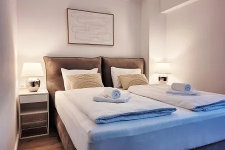 Schlafzimmer mit Fenster Stilvolle Ferienwohnung im Untergeschoss für Ostsee-Kurztrip