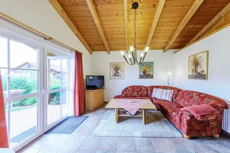 Ferienhaus Sonnenschein in Jabel Wohnzimmer mit Couch und Zugang zur Terasse  Sonnenschein