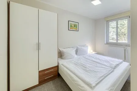 Ferienhaus Sunshine Blick in das Schlafzimmer mit Doppelbett und Kleiderschrank  Sunshine