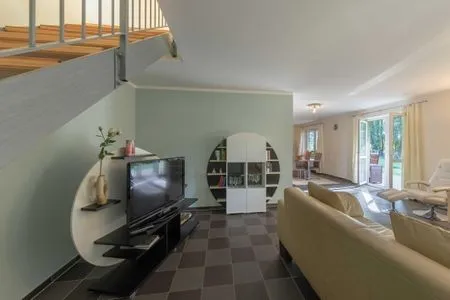 Ferienhaus Träumerei Blick in den Wohnbereich mit Treppe ins Obergeschoss  Träumerei