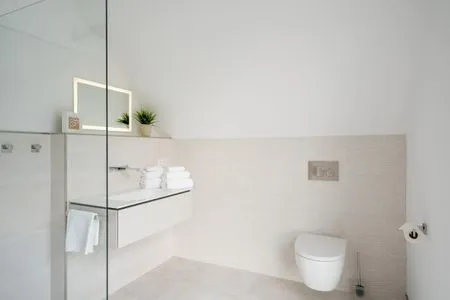 Ferienhaus Duncan House Badezimmer mit moderner Glasdusche  Duncan House