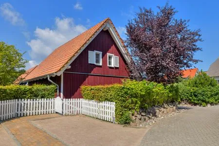 Hauptansicht Küstenhaus mit Sauna und Kamin ca.400 vom Ostseestrand