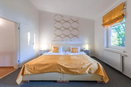 Ferienwohnung Haubentaucher Schlafzimmer mit gemütlichem Doppelbett  Haubentaucher