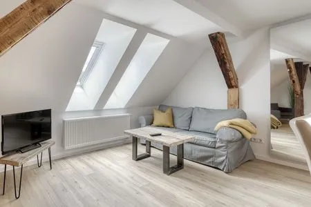 Ferienwohnung City Suite Couch und TV im Wohnzimmer  City Suite