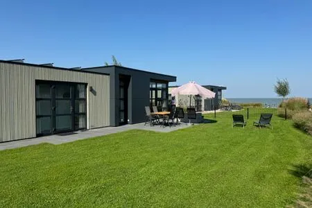 Enkhuizer Strand Chalet Sonnenplätzchen mit Zaun Zweite Reihe Haus Nr. 229 Enkhuizen / IJsselmeer - 