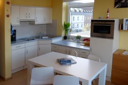 Wohnzimmer mit offener Küche in der Ferienwohnung Therese 8 in Wittdün auf Amrum Haus *Therese* Ferienwohnung *Therese 8*