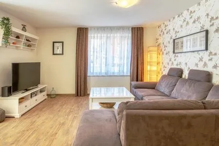 Ferienwohnung Kietz-Flair Waren (Müritz) - Wohnraum mit Sitzgruppe und TV  Kietz-Flair