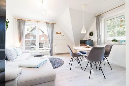 Wohnzimmer mit Couch, Fernseher und Sitzecke Gorch-Fock-Park Ferienwohnung "App.32 Stranddüne"