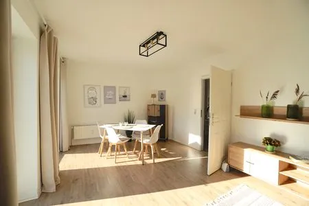Wohnzimmer Ferienwohnung mit großem Balkon und Blick auf die Eckernförder Bucht