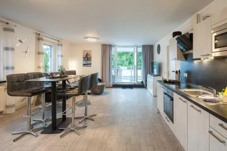 Ferienwohnung Ostseeblick Aparthotel Zingst - Wohnraum nit Küchenzeile und Essbereich  Ostseeblick