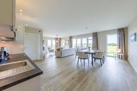 Ferienwohnung Strandleben Ostseebad Wustrow ZweiWasser Alte Seefahrtschule Helles Wohnzimmer mit bodentiefen Fenstern  Strandleben