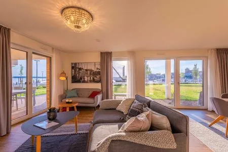 Ferienwohnung Am lütten Meer Hafenresidenz: Wohnzimmer mit Hafenblick  Am lütten Meer