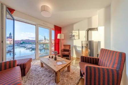 Ferienwohnung Müritzquartier No.13 Hafenresidenz Waren (Müritz) - Wohnzimmer mit Hafenblick  Müritzquartier No.13