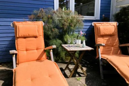 Sonnige Terrasse mit Liegestühlen am Haus Blaue Pause