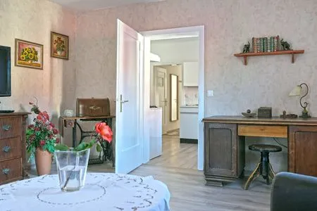 Wohnzimmer mit Arbeitsplatz Ferienwohnung Bodenstein