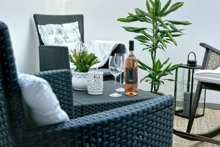 Gemütliche Sitzecke auf überdachter Lodgia Ferienwohnung Bodenstein