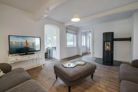 Wohnzimmer mit Kamin, TV und 2 Sofas Bauernhaus am Mühlendamm