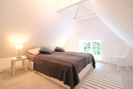 Schlafzimmer mit Doppelbett (160x200cm) und Gartenblick Reetdachkate Fuchsgraben