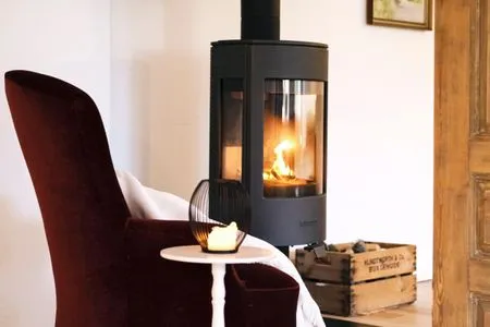 Kaminofen im Wohnzimmer (Kaminholz inkl.) Ferienhaus Reethus Koppelkiek