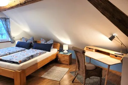 Zweites Schlafzimmer mit Schreibtisch Ferienwohnung Schwalbennest