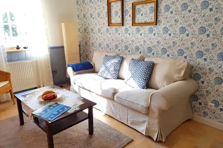 Sofa im hellen Wohnzimmer Ferienwohnung Amtsstube