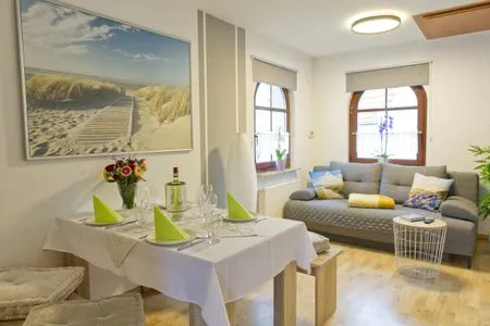 Großer Wohnbereich mit Esstisch Ferienwohnung Storchennest