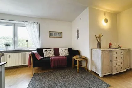 Wohnzimmer mit Küchenzeile, TV und Essbereich Ankerplatz No. 8