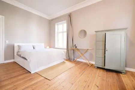 Schlafzimmer mit Doppelbett (160 x 200 cm) und Kleiderschrank Villa Rosa